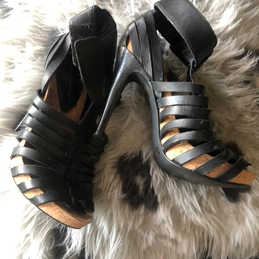 BCBG ladies peep toe, ankle strap sandals size 7-1/2
